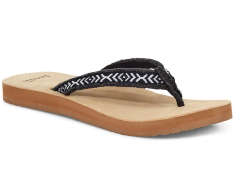 Women's Sandals with a Floral - Printed Upper in Pink for a Feminine Spring LookFraidy Tribal Flip Flop In Black/white